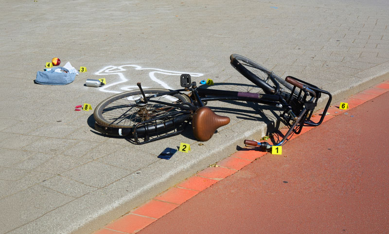 Leerlingen van diverse middelbare scholen in Noord-Brabant werden deze week wakker geschud toen zij op het schoolplein een plaats delict aantroffen: een deel van het schoolplein afgezet, een kapotte fiets, een gevallen rugzak en een kapotte telefoon. Wat was hier gebeurd? Gelukkig had er geen écht ongeluk plaatsgevonden. Het plaats delict was in scène gezet en onderdeel van een verkeersveiligheidscampagne over afleiding in het verkeer.