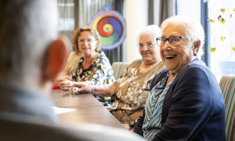 In onze gemeente willen we dat iedereen zich welkom en gezien voelt. Of je nu op zoek bent naar een praatje, een leuke activiteit, een warme maaltijd of wat extra ondersteuning. Daarom veranderen we de manier waarop we de steunpunten en dagbesteding organiseren.
