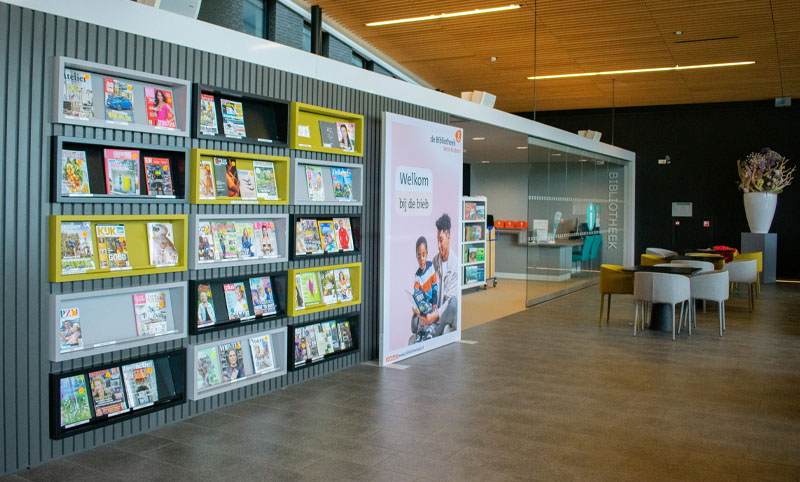 Boeken nemen je mee naar de spotlights: van de klas laten schaterlachen met een goede mop tot het plat zingen van een uitverkocht stadion. Tijdens de Kinderboekenweek 2026 draait alles om podiumbeesten in alle soorten en maten, mét of zonder plankenkoorts, voor óf achter de schermen.