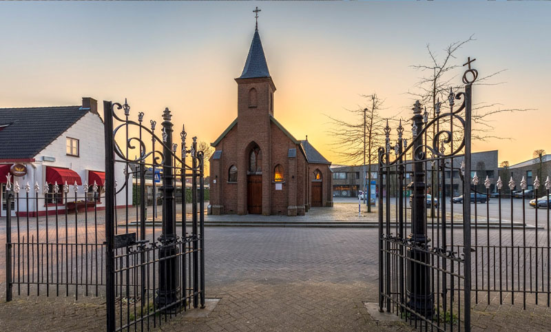 Op zaterdag 12 september is de jaarlijkse Open Monumenten dag. Iedereen is welkom om gratis een kijkje te nemen achter deuren die normaal gesproken gesloten blijven. Bezoekers krijgen de kans om meer te horen over de historie van bijzondere monumenten in de gemeente Rucphen.