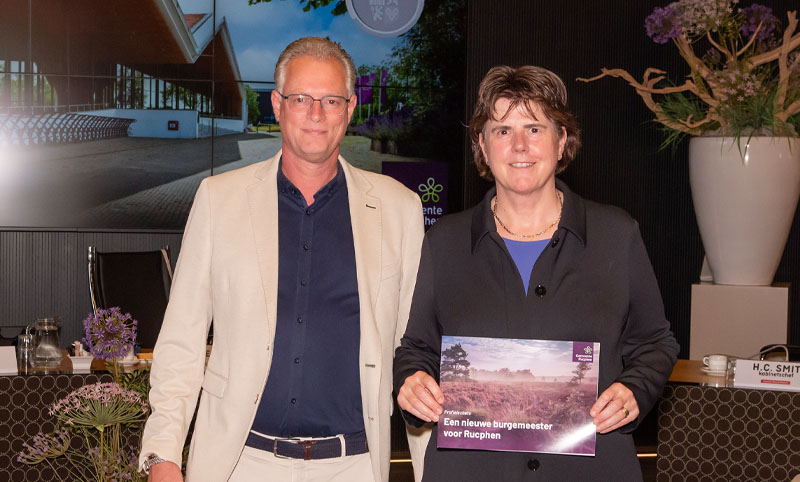 Op woensdag 2 september 2026 heeft de gemeenteraad de profielschets vastgesteld in een bijzondere raadsvergadering. Tijdens deze vergadering werd de profielschets aangeboden aan de commissaris van de Koning in Noord-Brabant, mevrouw Ina Adema. Deze profielschets beschrijft welke eigenschappen en kwaliteiten belangrijk zijn voor de nieuwe burgemeester. Daarmee is een belangrijke stap gezet in de procedure voor de benoeming van een nieuwe burgemeester voor Rucphen.