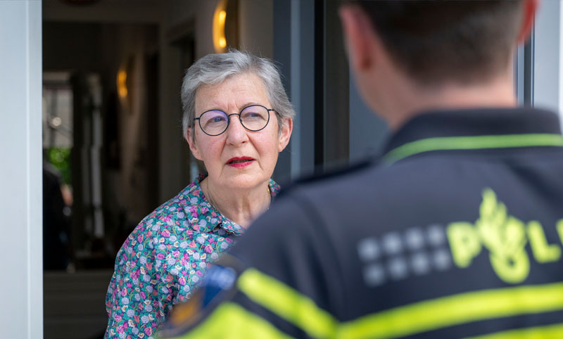 Oplichters doen zich steeds vaker voor als politieagenten. Ze bellen aan, bellen op of sturen berichten met een overtuigend verhaal. Steeds meer mensen worden  hiervan de dupe. Daarom organiseren wij, de politie in samenwerking met de boa’s, een gratis voorlichting over oplichting door nepagenten.
