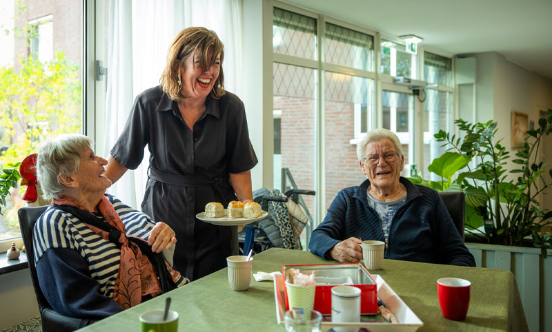 Vanaf 1 april worden de steunpunten in de gemeente Rucphen op een nieuwe manier georganiseerd. Inwoners kunnen voortaan gewoon binnenlopen, met of zonder Wmo-indicatie. De toegang is gratis.

Zo wordt het makkelijker om mee te doen en ondersteuning te krijgen als dat nodig is. De steunpunten dragen bij aan een zorgzame buurt, waar mensen naar elkaar omkijken en elkaar helpen. Aandacht voor elkaar kan een zorgvraag uitstellen of zelfs voorkomen.
