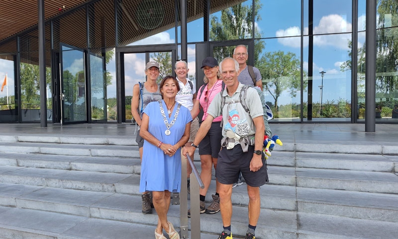 Op zondag 10 augustus kwam Frank Boerebach langs op het gemeentehuis voor een bezoek aan burgemeester Marjolein van der Meer Mohr. Frank is momenteel bezig met een wel heel bijzondere wandeling: hij loopt door alle 342 gemeenten van Nederland om geld op te halen voor mensen met kanker. Met zijn project 'Heel Nederland' wil Frank kankerpatiënten een steuntje in de rug geven. Door het hele land door te lopen hoopt hij niet alleen geld in te zamelen, maar ook meer mensen bewust te maken van wat kankerpatiënten allemaal meemaken.
